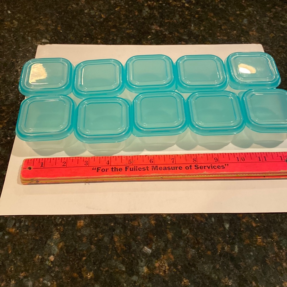 NWOT Set of 10 mini plastic containers with lids